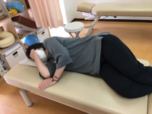 頭を右下にして寝ると回るようなめまいが出る女性の施術例です