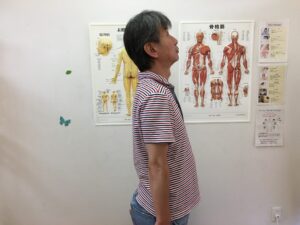 市川市の女性カイロプラクティック_腰が反らせられない