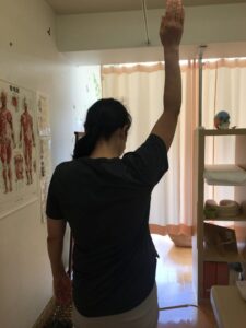 腕を耳のそばまで上げたり、後ろに回そうとすると痛くなる
